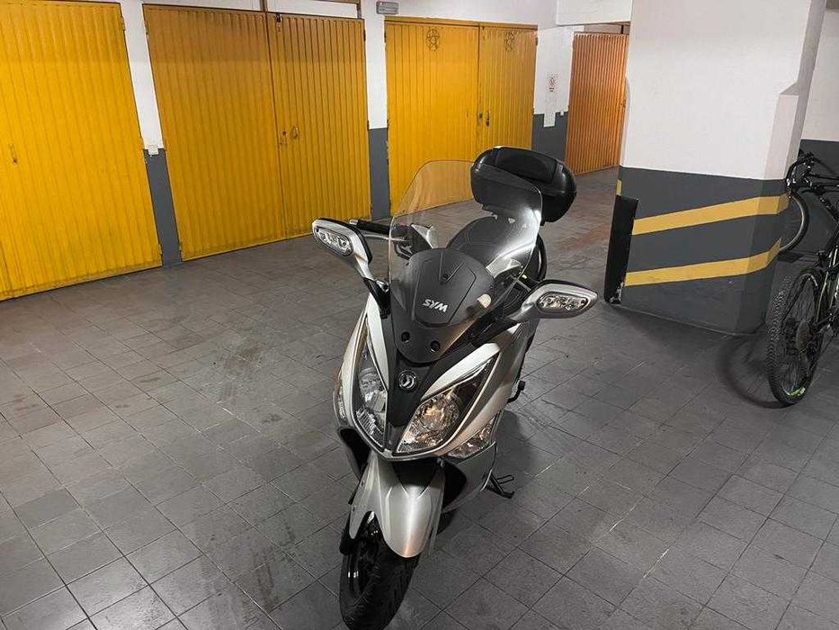 Mota SYM GTS 300 (cilindrada 300 cc)