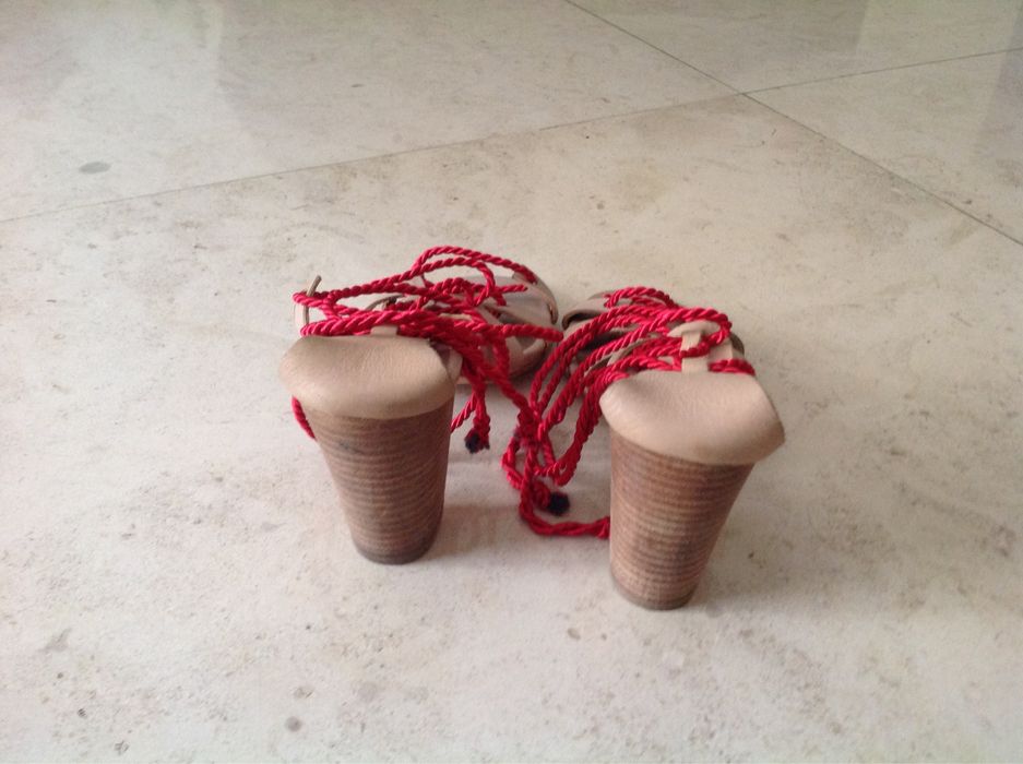 Sandálias vermelhas n 39