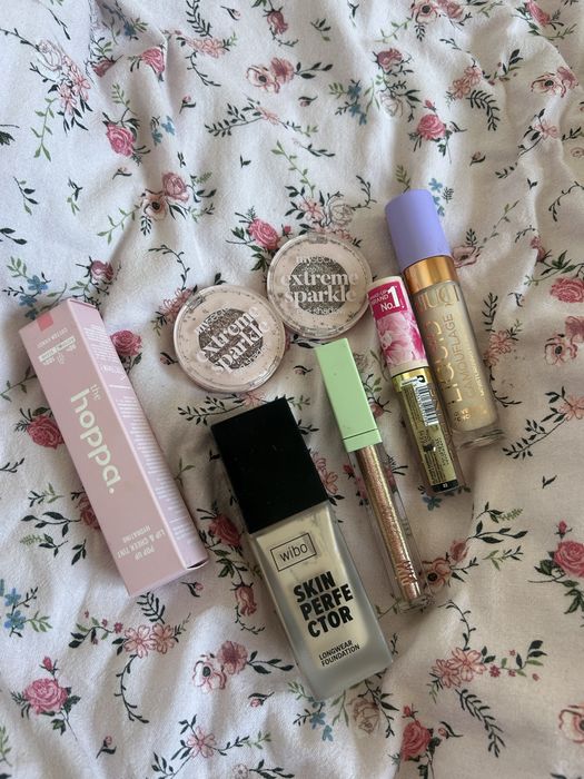 Zestaw kosmetyków kosmetyki cienie podkład wibo