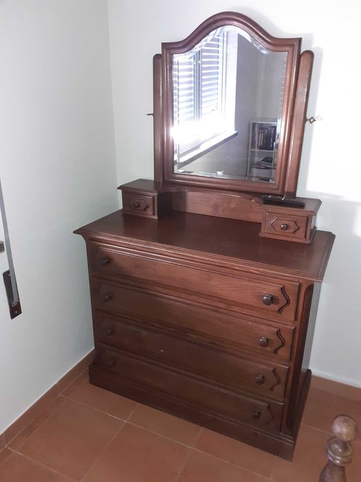 Quarto de casal usado em madeira