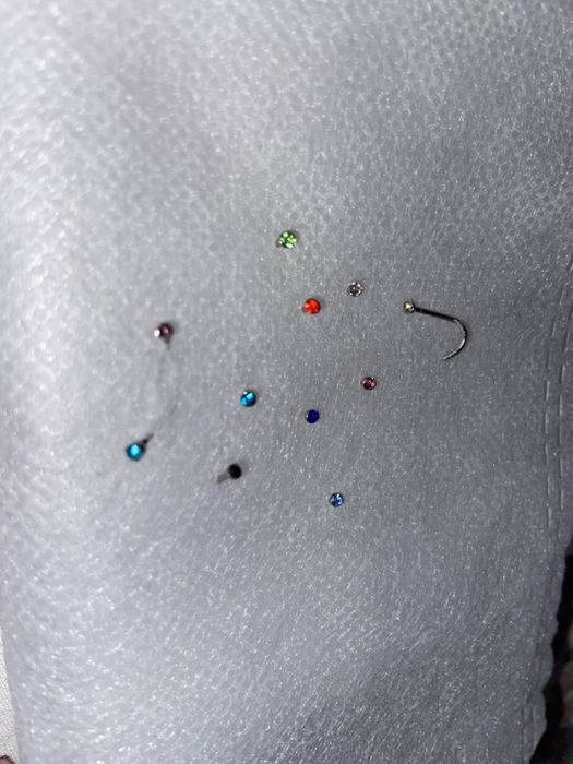 Piercings nariz brilhantes pequenos