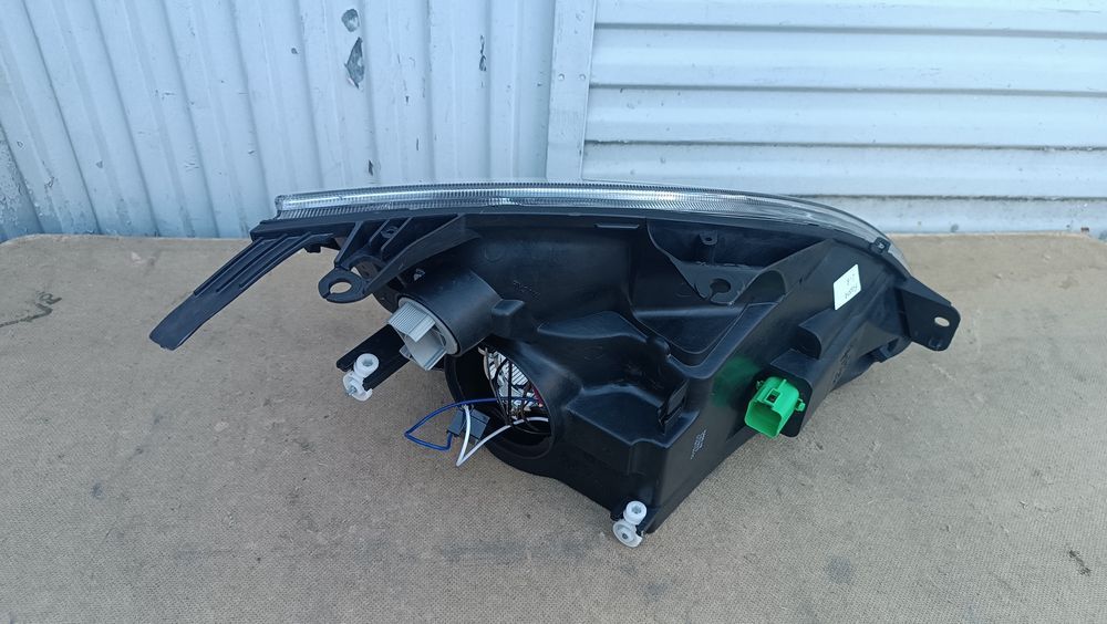 Vendo farol esquerdo de Ford fiesta ano 2004