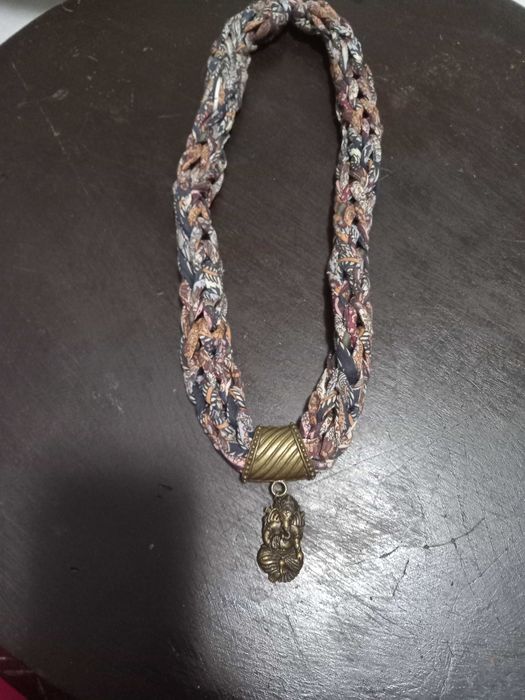 Colar senhora feito em tecido e metal