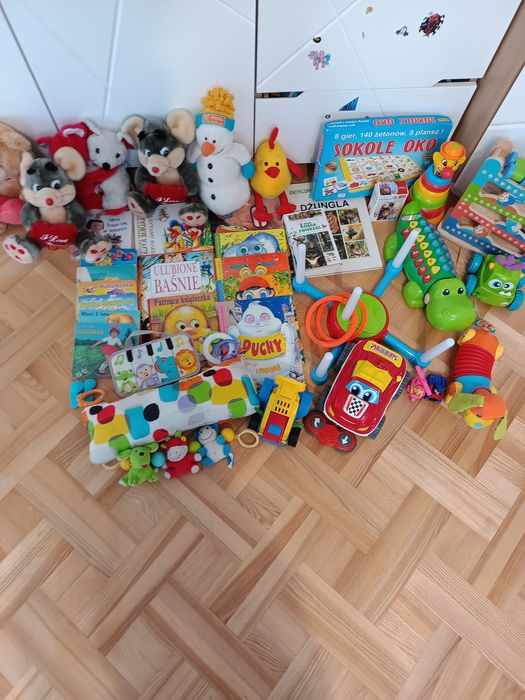 Zabawki, gry, książeczki, misie.