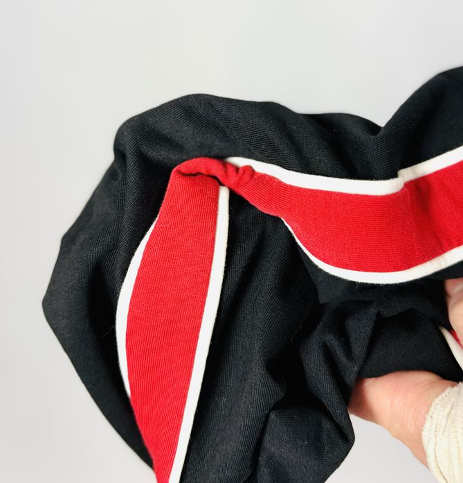 Czarne legginsy z czerwonymi lampasami M 38