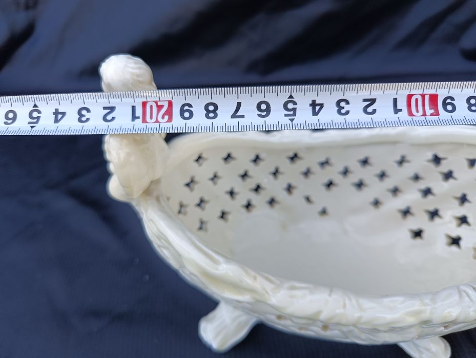 Ceramiczna ażurowa patera z cherubinami