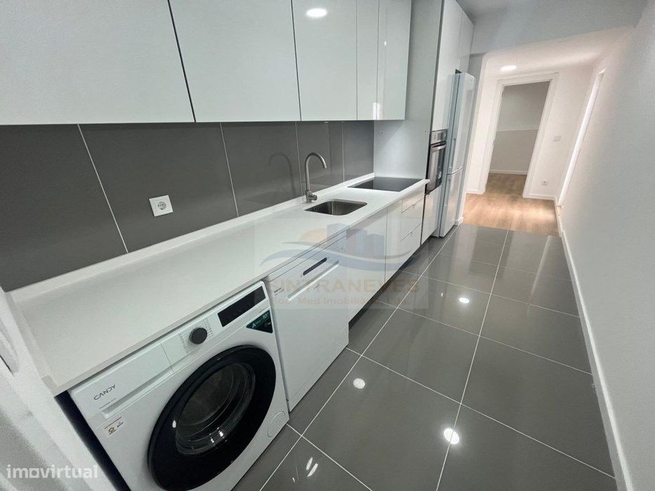 Apartamento T1+2 totalmente remodelado com logradouro privativo na ... — Águas Livres, Lisboa
