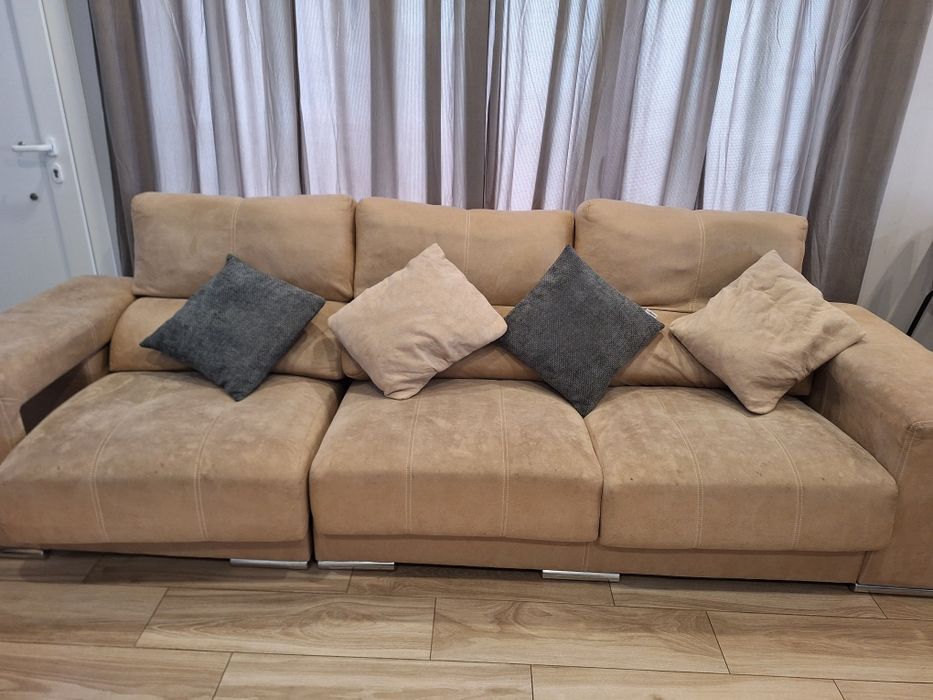 SOFÁ . Assentos Deslizantes. 2 Puffs Laterais.