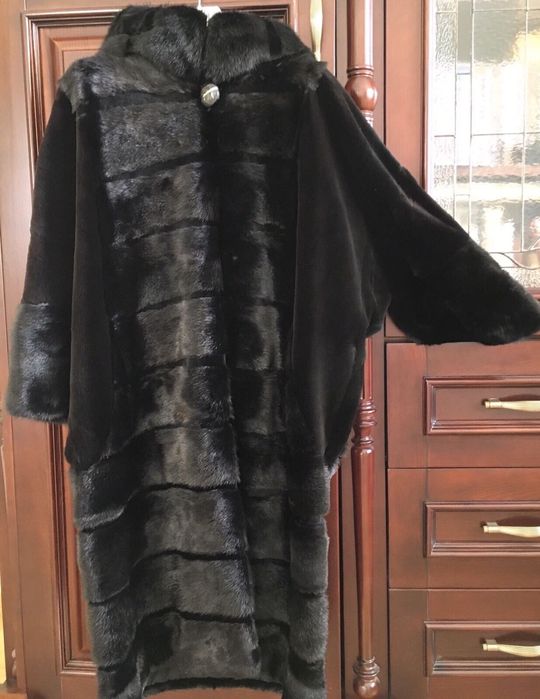 Шуба з хутра норка з великим капюшоном, Нова. Куплена в ОАЕ в січні 22
