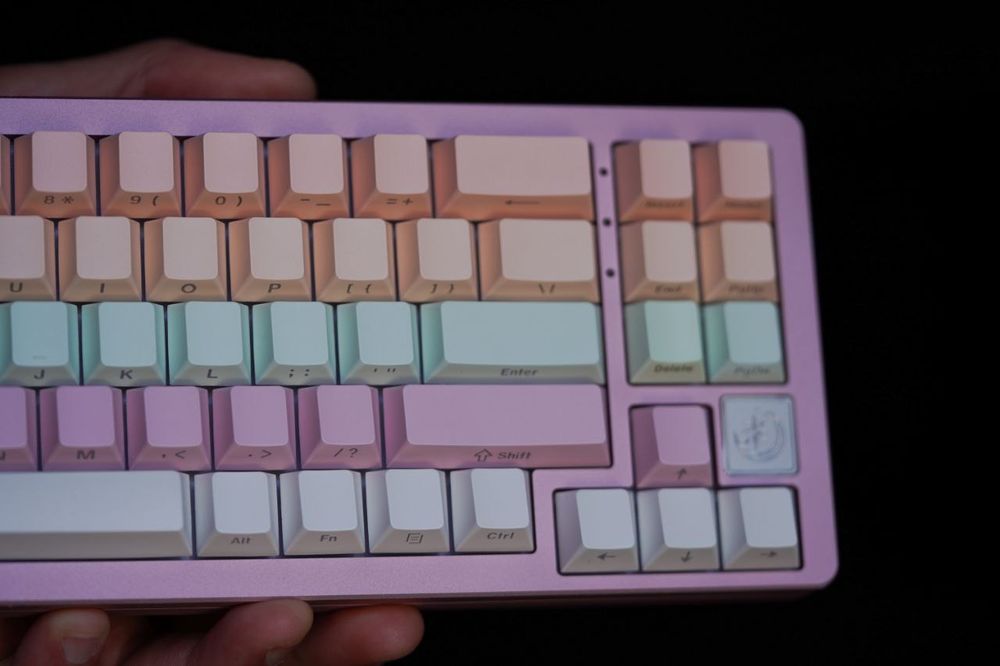 Игровая клавиатура YUNZII AL71 — механические переключатели и стильный