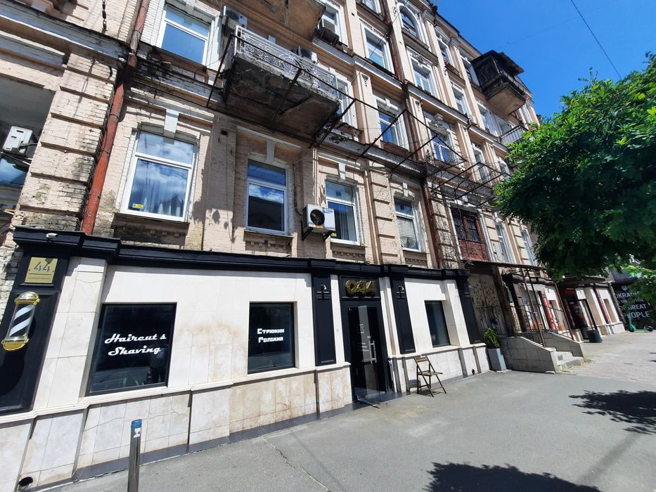 Продажа фасадного помещения 123 м² с арендаторами — инвестиция с доход