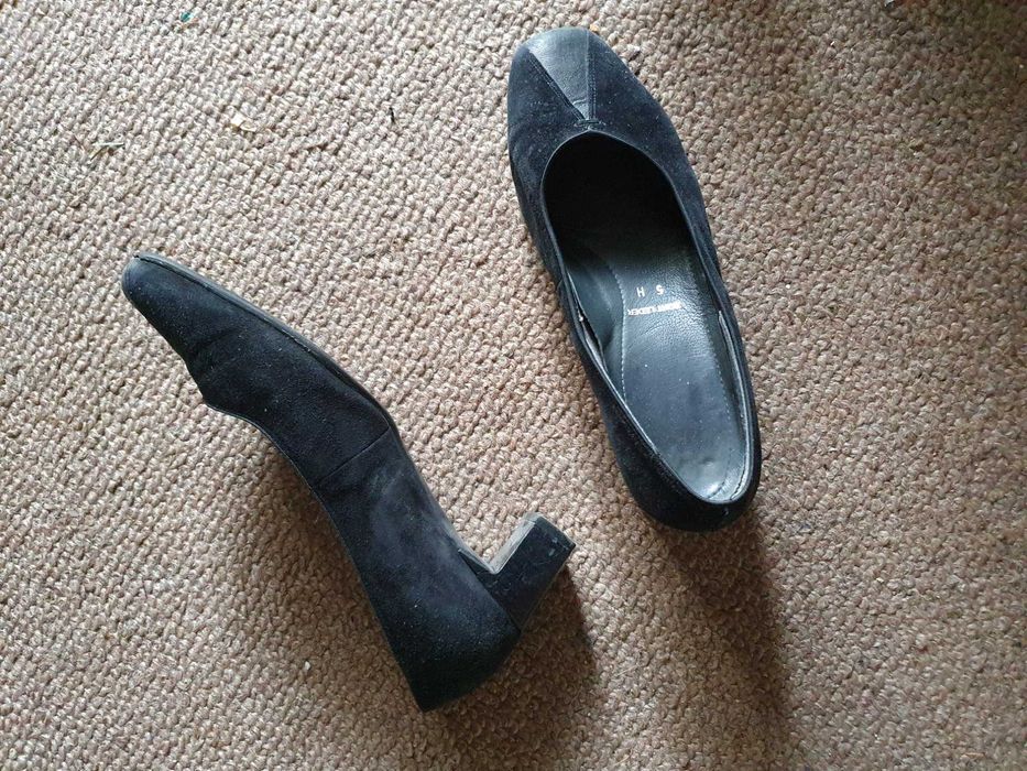 Czarne buty na słupkach