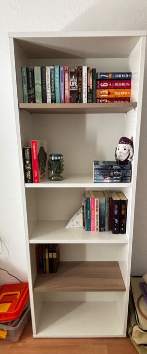 Estante de prateleiras  em branco e cor madeira