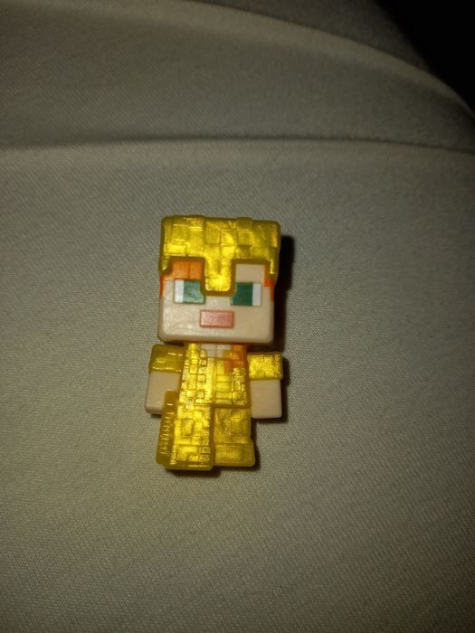 Кіндер майнкрафт Алекс в броні