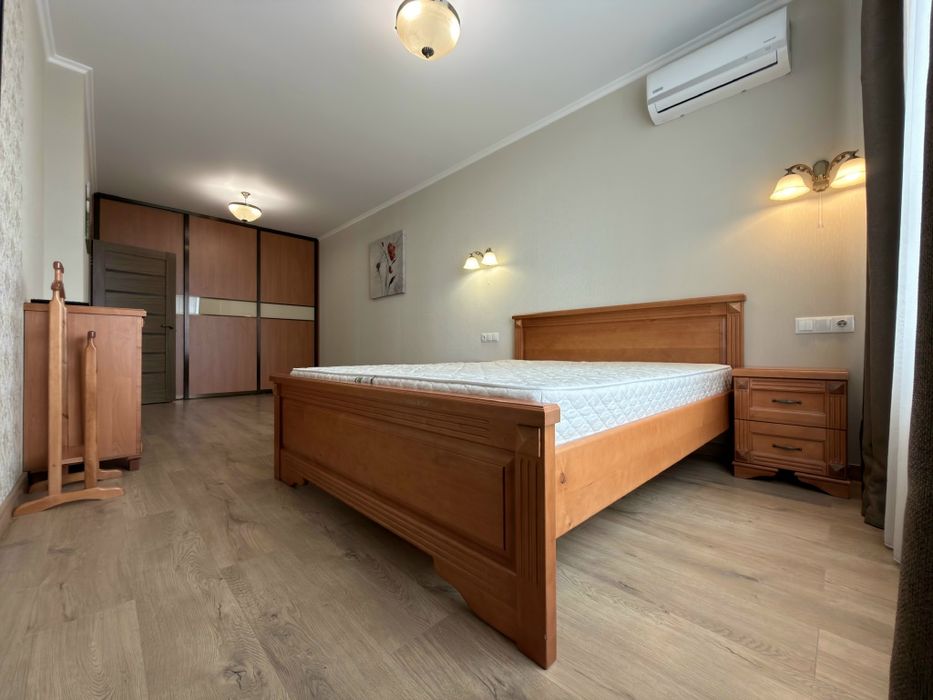Глушкова 9в, біля Виставкового центру, 1 кімнатна 54м2, є генератор