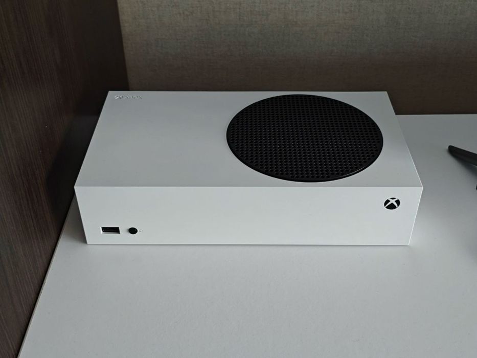 Продам консоль Xbox Series S тяне ігри легко вигладають дуже гарно