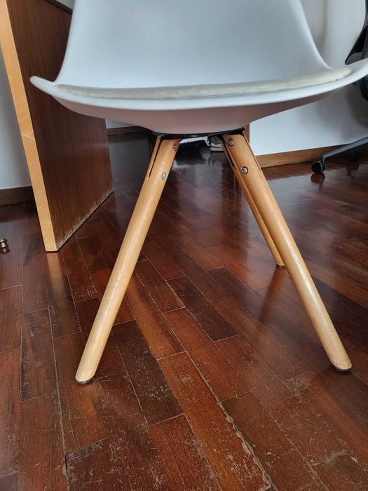 6 cadeiras brancas com pés de madeira