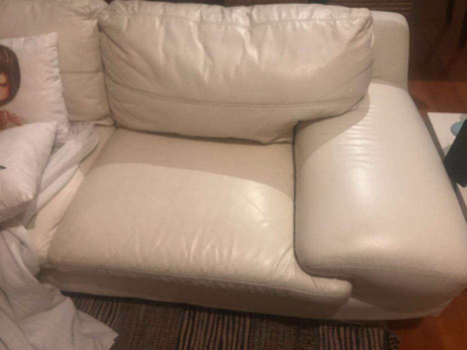 Sofa de 2 lugares e sofa individual com suporte de pes