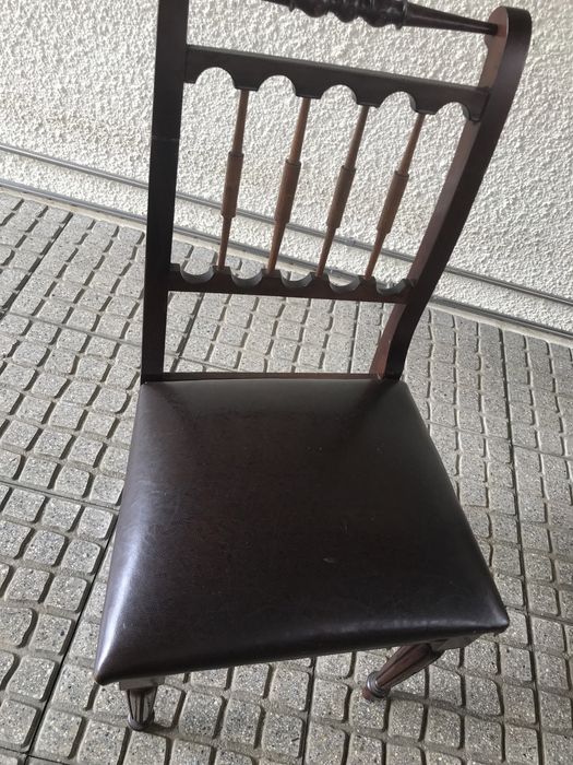 Cadeiras antigas estofadas