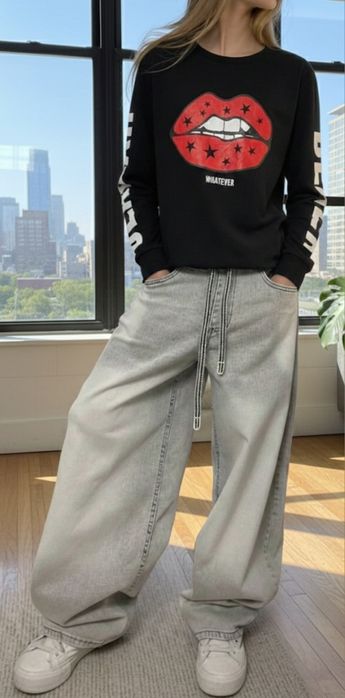 Cienka bluza z aplikacja usta