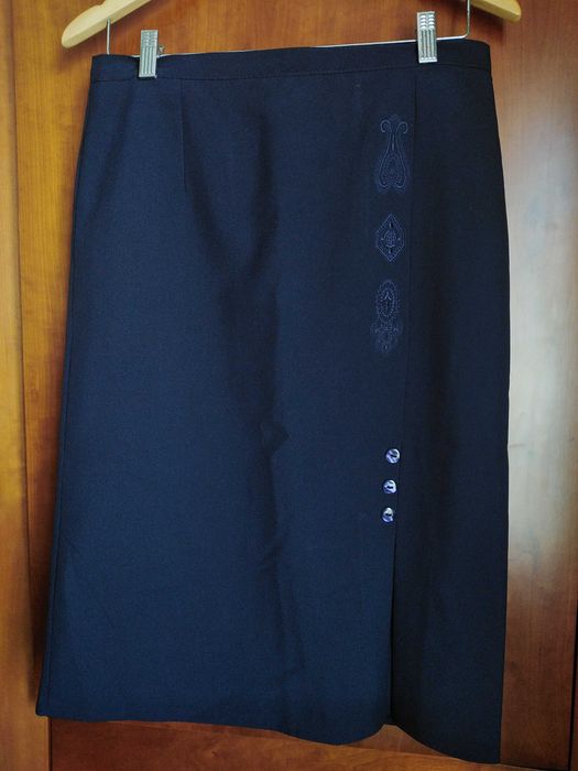 Saia azul escura com três botões e bordados