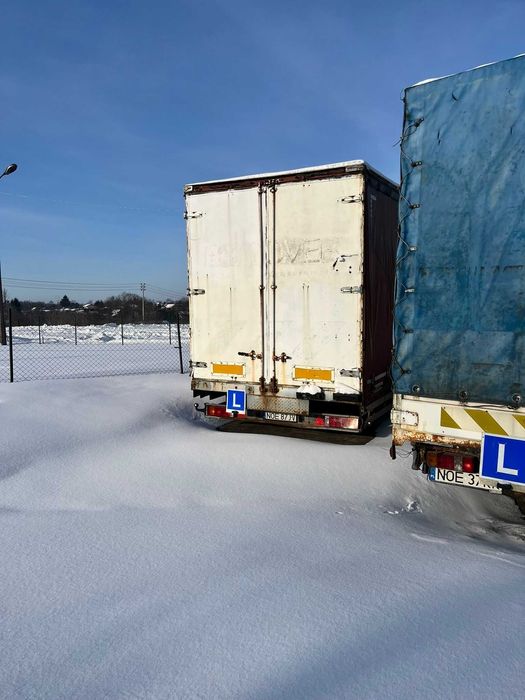 Samochód ciężarowy i przyczepa