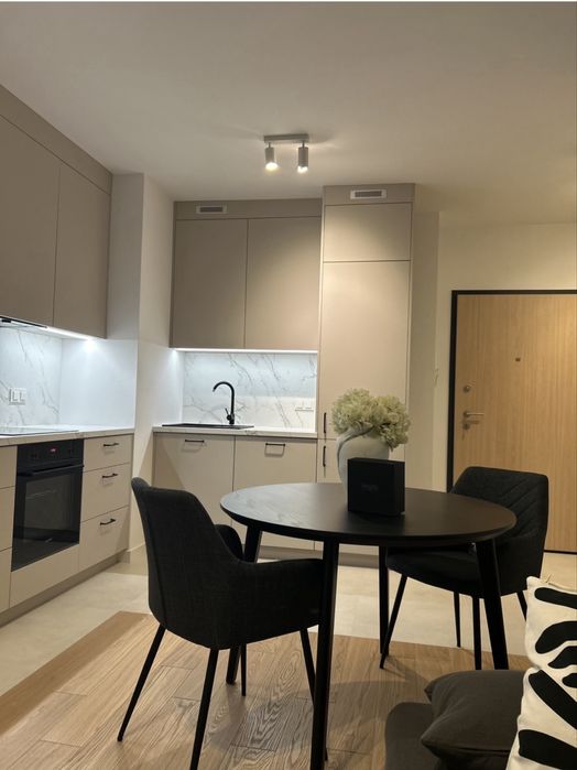 Do wynajęcia komfortowe 2-pokojowe mieszkanie z klimatyzacją – 33 m²  przy uczelni Leona Koźmińskiego