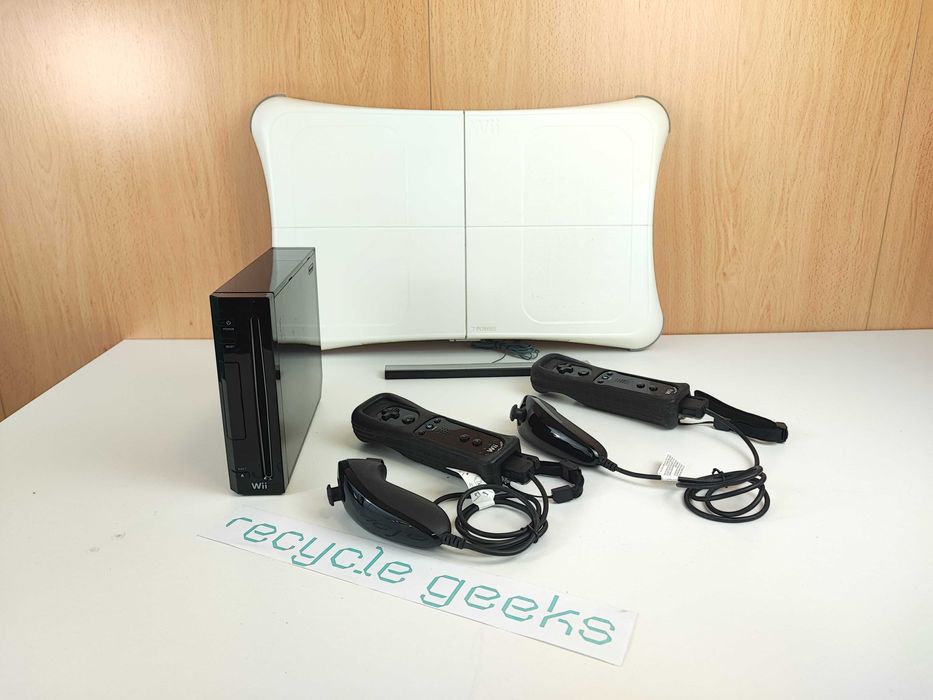 Nintendo Wii RVL-001 +2 Wii Remote +2 Wii Nunchuck + Wii Balance Board