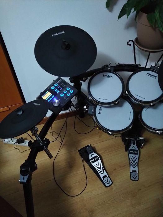 Bateria Marca NUX eletrónica como nova