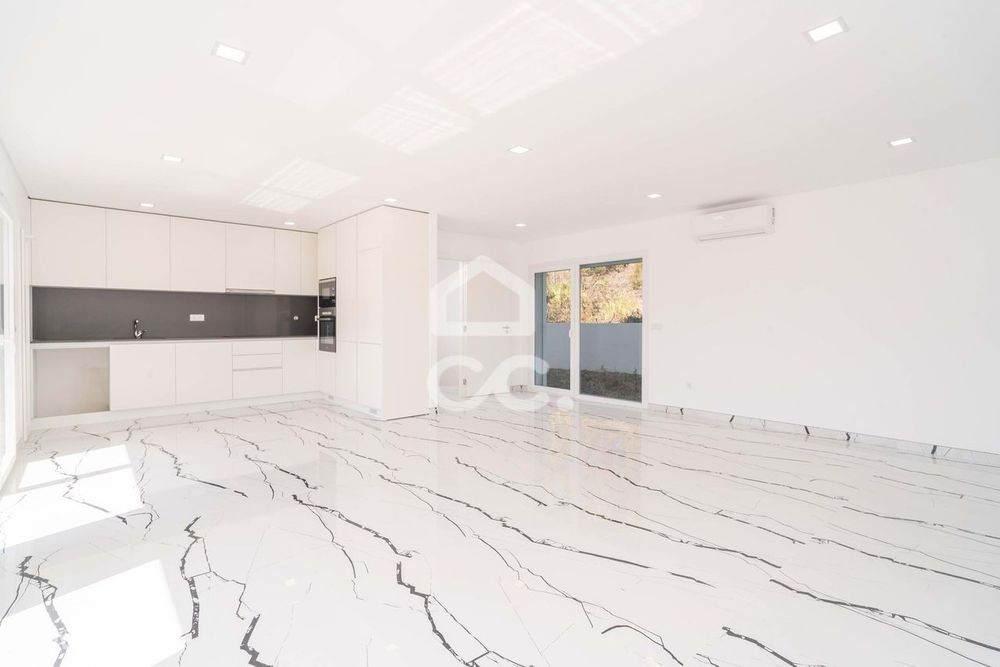 New T4 Detached House in Coimbra