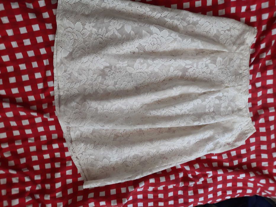 Spódnica z koronki w kolorze ecru