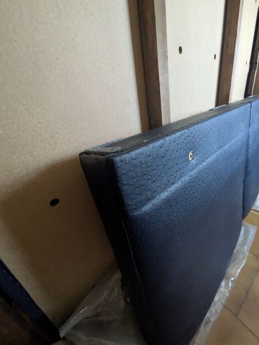 cama  com cabeceira azul petróleo