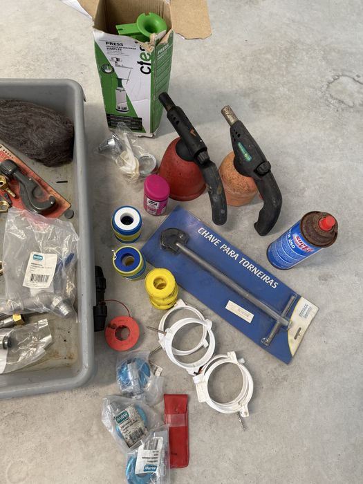 Varios materiais de canalização