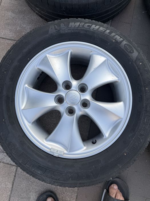 Диски  6Jx15H з шинами 195/65R15 на Toyota