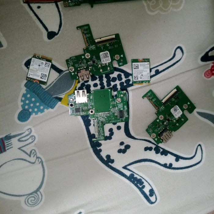 Плати,зарядки,та телефони