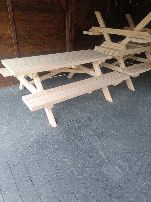 Stolik ogrodowy z ławkami