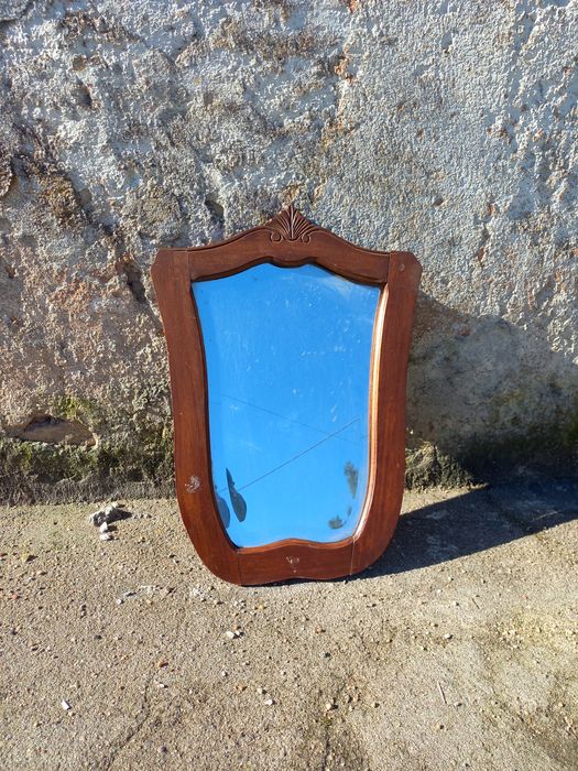 Espelho antigo com moldura em madeira
