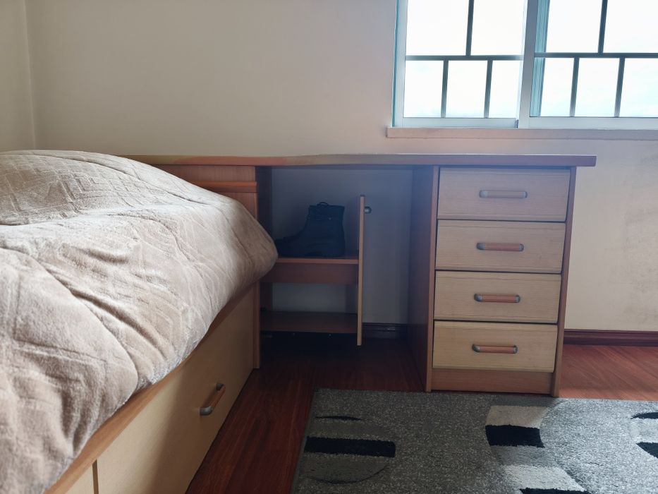 Conjunto de cama de solteiro e mesa de estudo