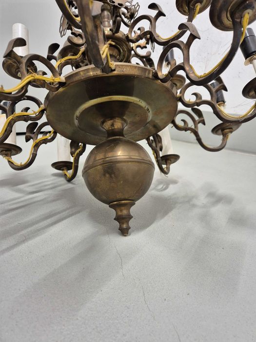 Zabytkowy mosiężny żyrandol z orłem w koronie orzeł