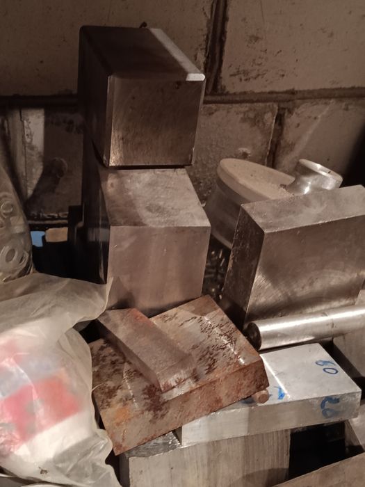 Кругляк чёрный и квадраты