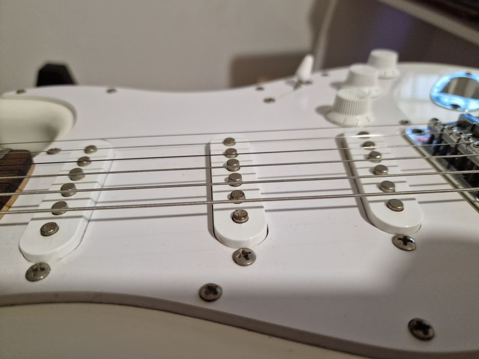Guitarra Fender Sonic Stratocaster + Interface de áudio + Acessórios