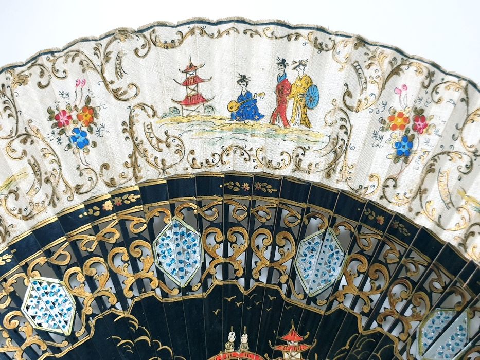 Antigo leque asiático em madeira e tecido pintado à mão