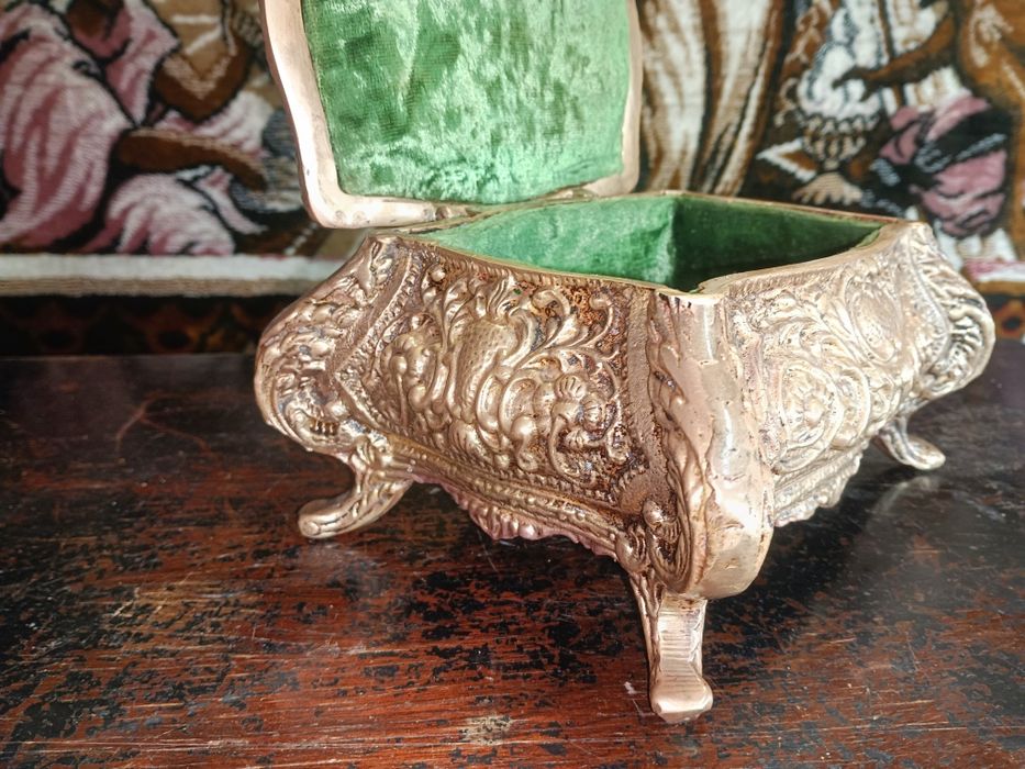 Imponente guarda-jóias antigo estilo barroco, em latão maciço, decoraç