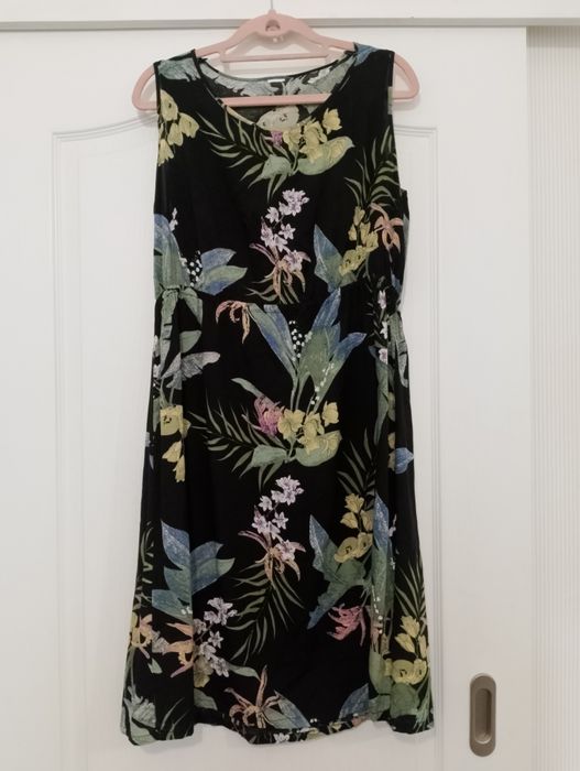 Czarna sukienka w kwiaty bez rękawów