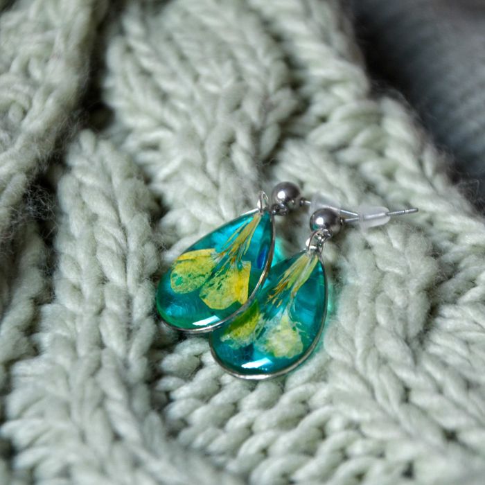 Kolczyki krople z kwitami polnymi na błękitnym tle