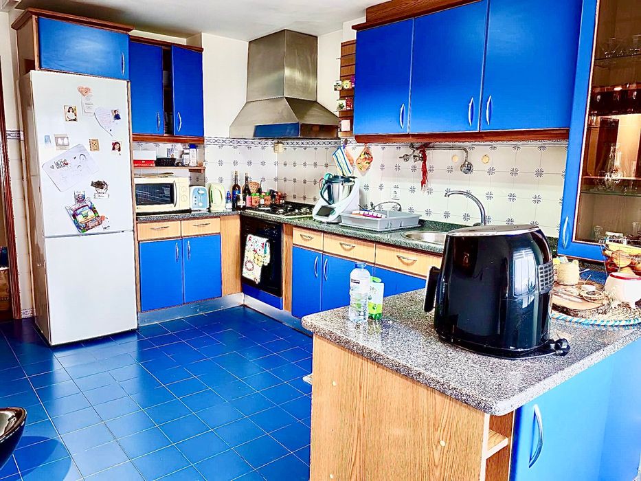 Apartamento T3 espaçoso com varanda e localização privilegiada