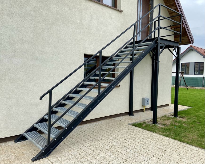 Schody metalowe, stalowe, nowoczesne, loft, na jednej belce, samonośne