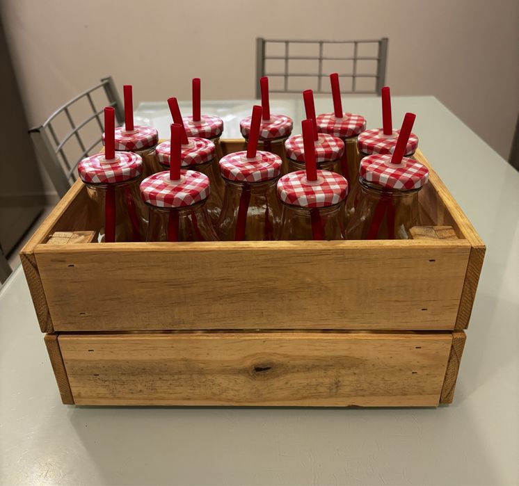 Garrafas vidro e caixa arrumacao