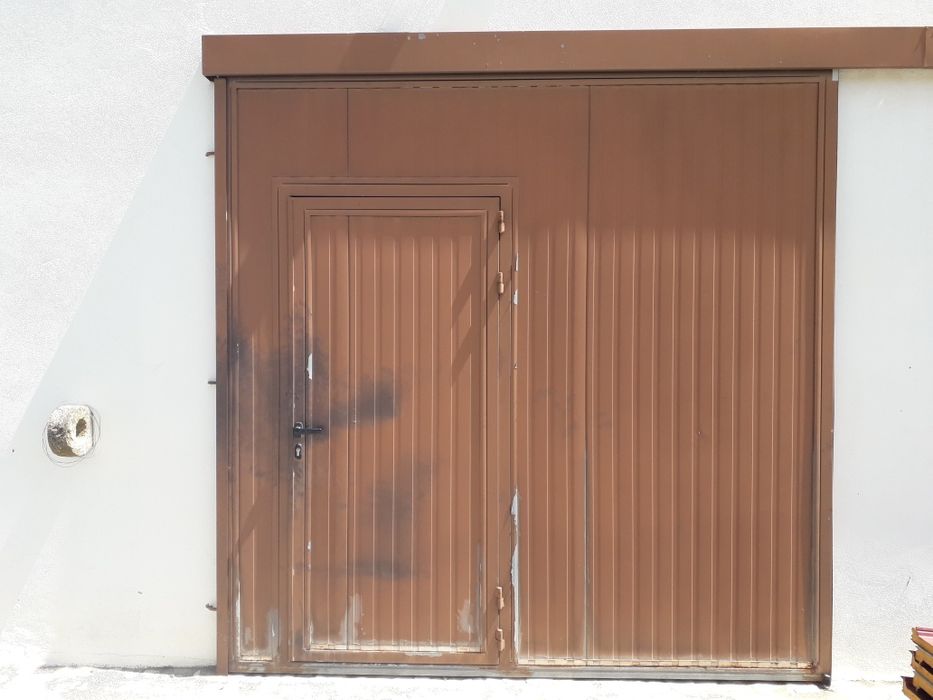 Portão de correr com porta pequena