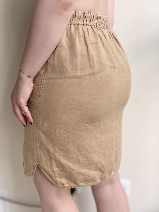Beżowa lniana spódnica przed kolano z kieszeniami na gumce